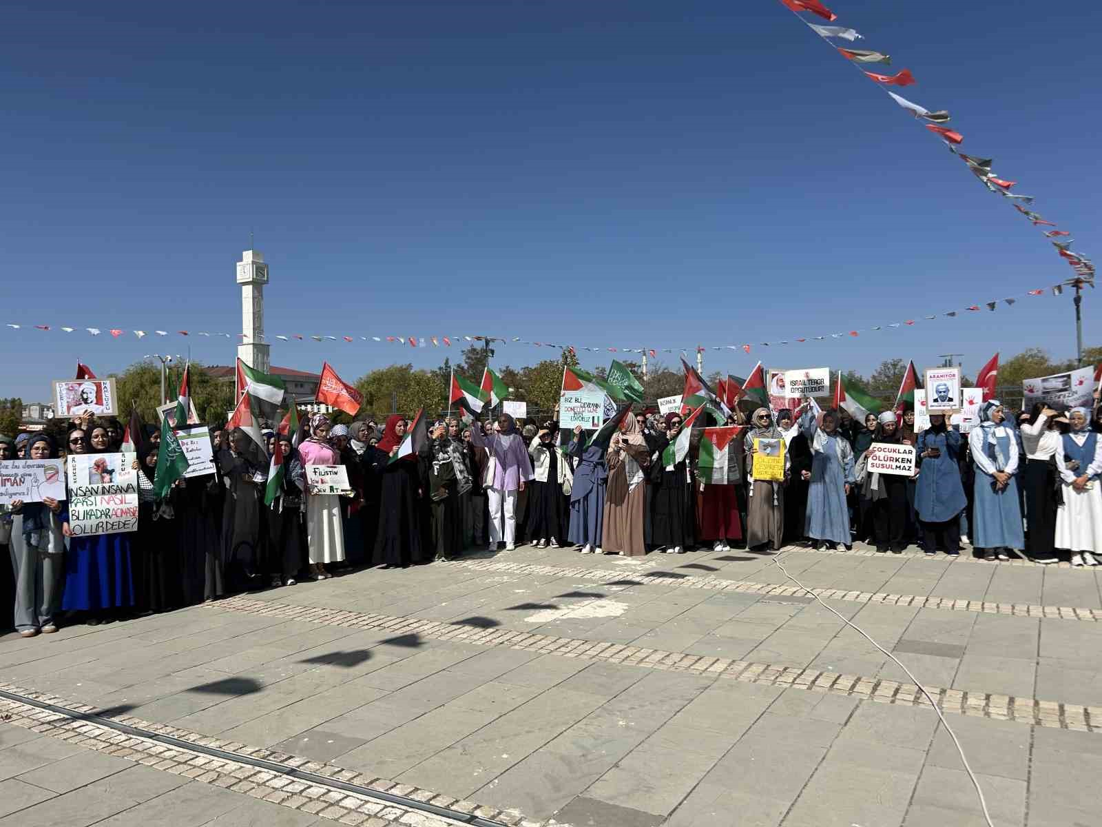 Van&rsquo;da &uuml;niversite &ouml;ğrencilerinden Gazze&rsquo;ye destek y&uuml;r&uuml;y&uuml;ş&uuml;
