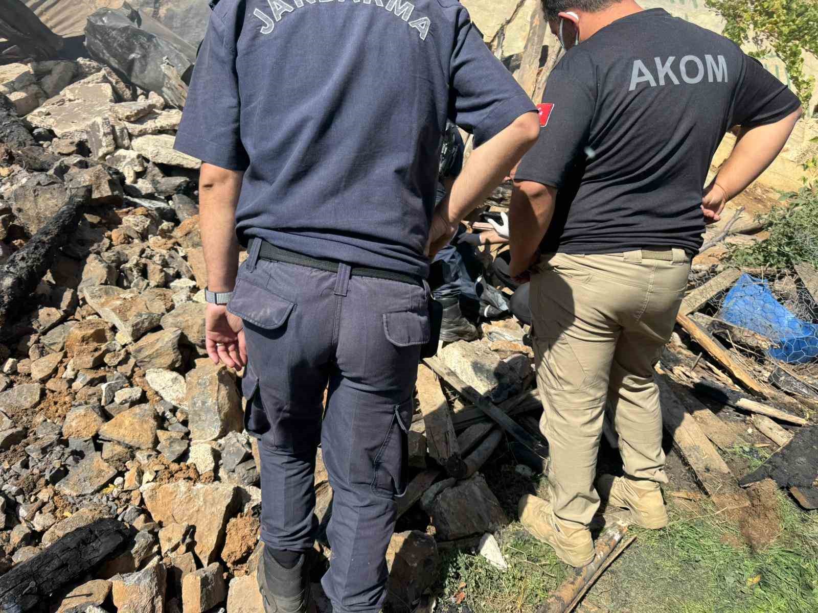 Yangında &ccedil;&ouml;ken evdeki 2 kardeşin ceset kalıntıları bulunarak adli tıpa g&ouml;nderildi
