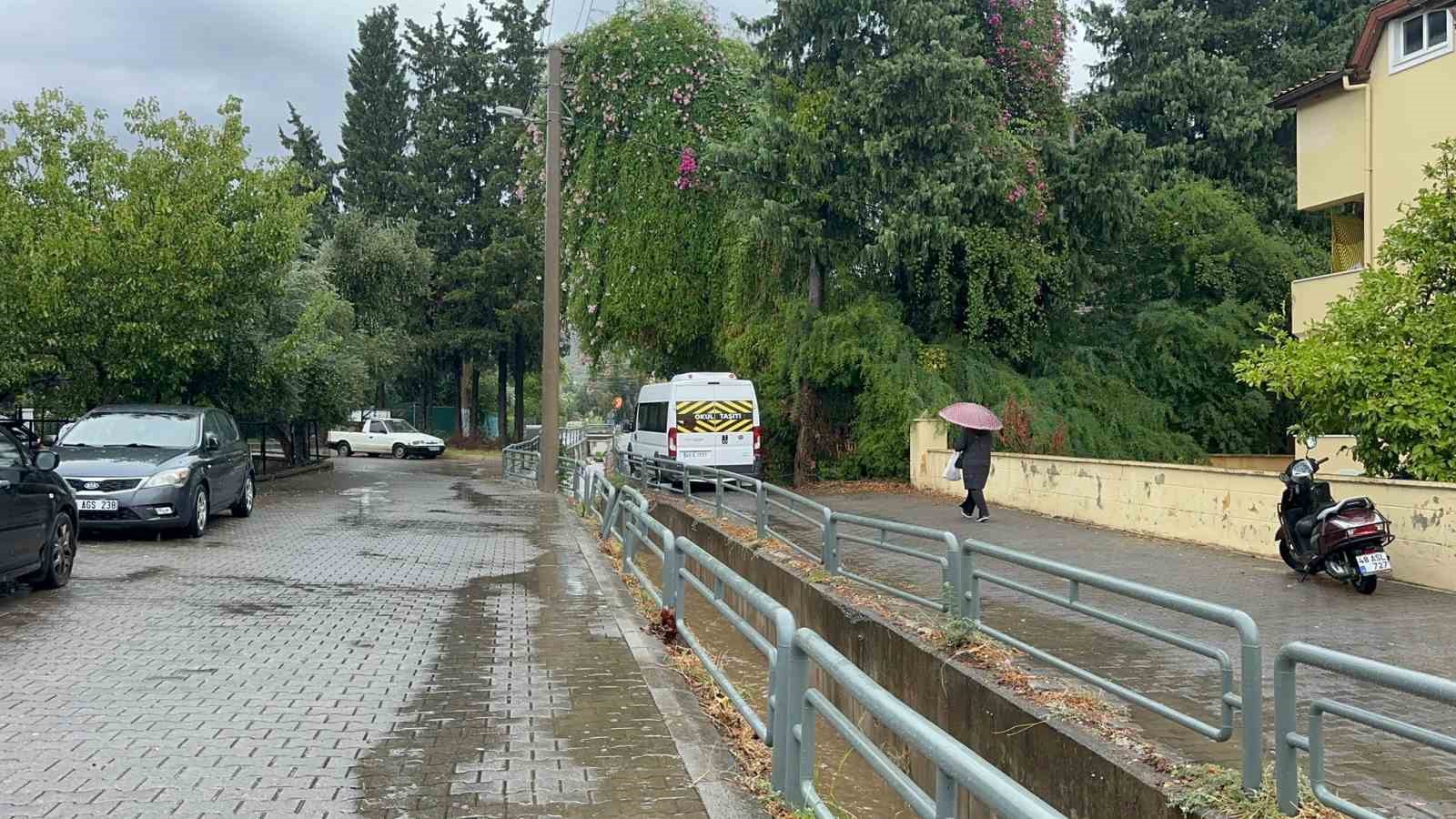 Marmaris&rsquo;te sağanak yağış hayatı olumsuz etkiledi
