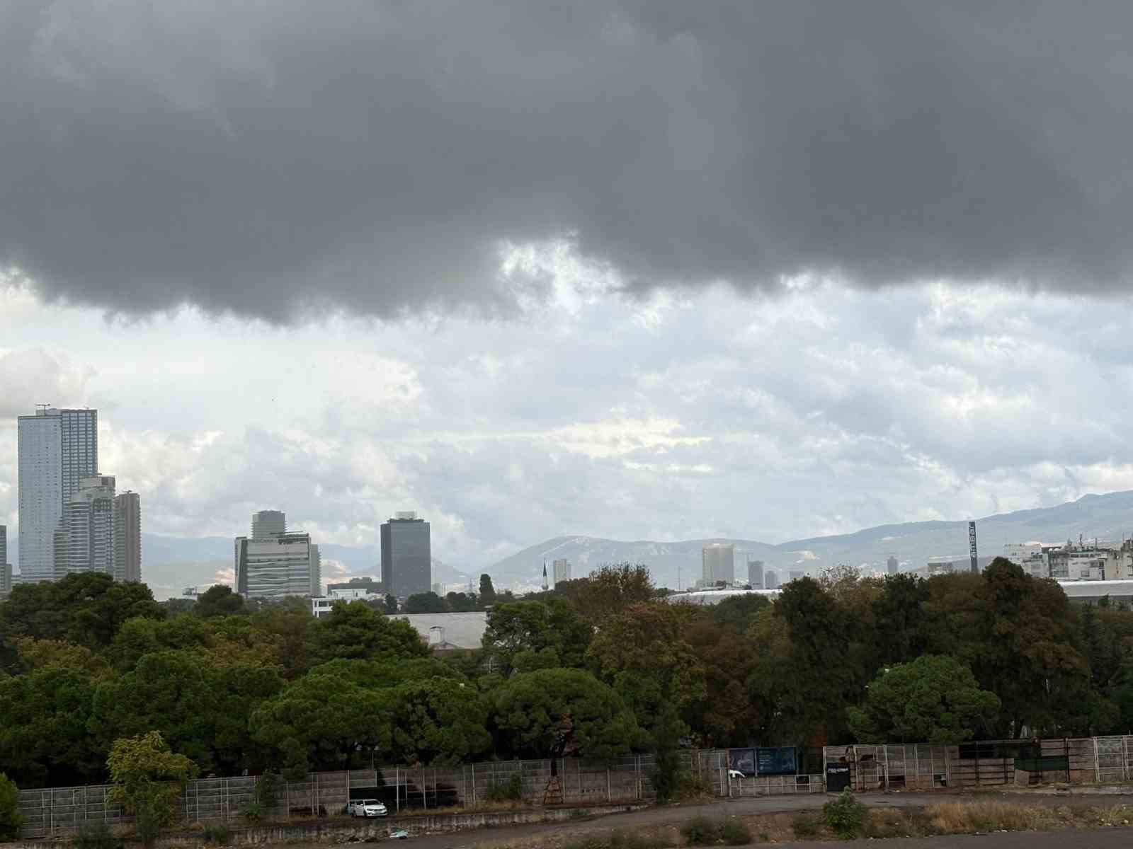 İzmir&rsquo;de etkili olan sağanak yağış, g&uuml;nl&uuml;k yaşamı zorlaştırdı
