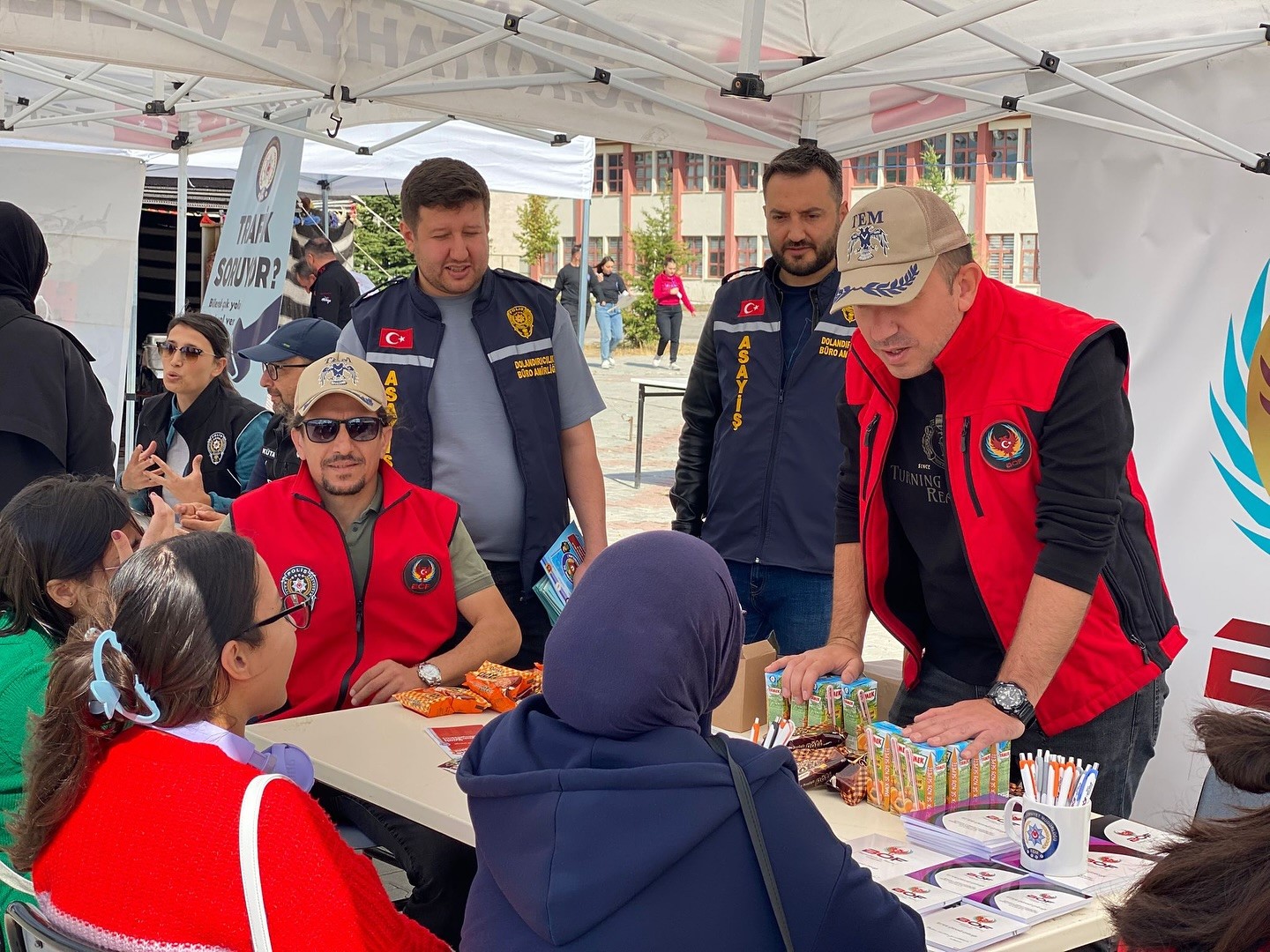K&uuml;tahya Emniyetinden DP&Uuml;&rsquo;de, "Şehrimize Hoşgeldiniz, Bizimle G&uuml;vendesiniz" standı
