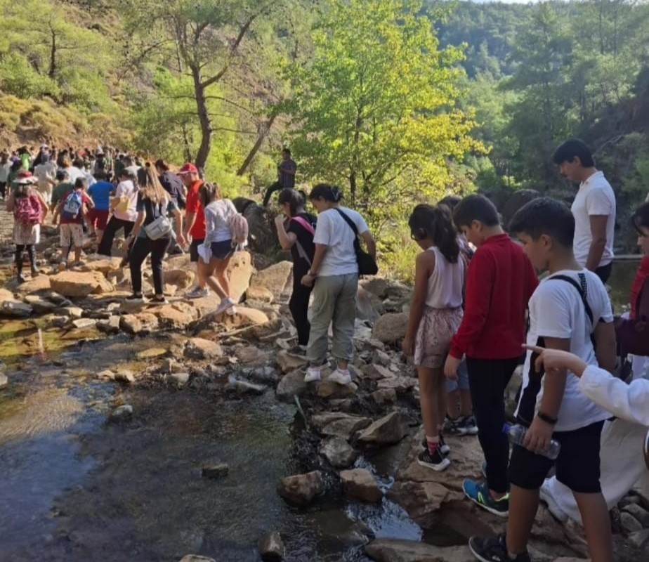 K&ouml;yceğiz&rsquo;de &ouml;ğrenciler Toparlar Şelalesi&rsquo;ne y&uuml;r&uuml;d&uuml;
