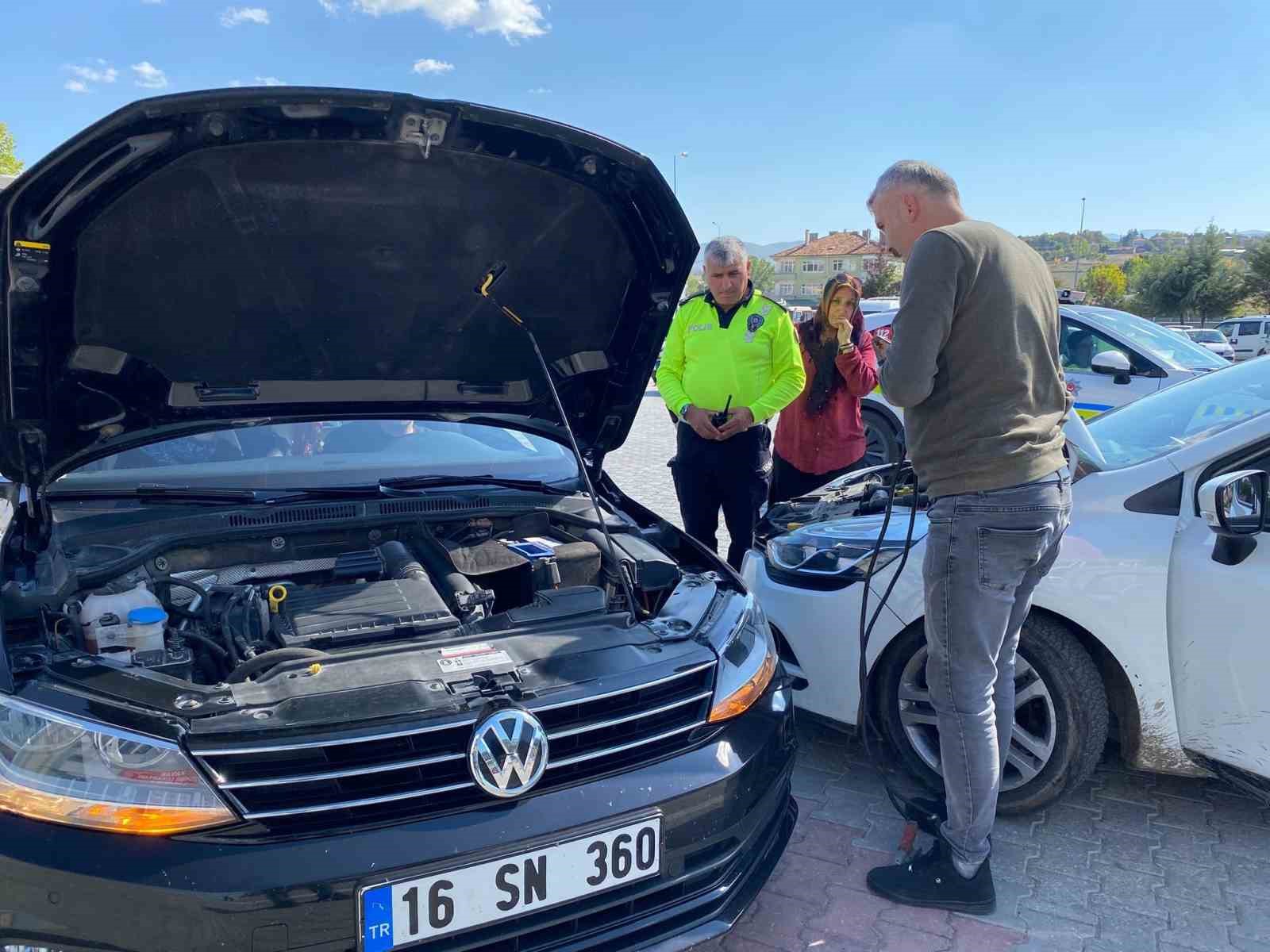 Yolda kalan ailenin yardımına polis ekipleri yetişti
