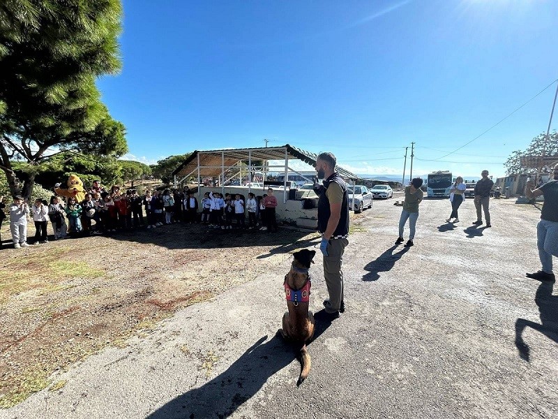 Ayvalık’ta öğrenciler narkotik köpeğiyle bir araya geldi