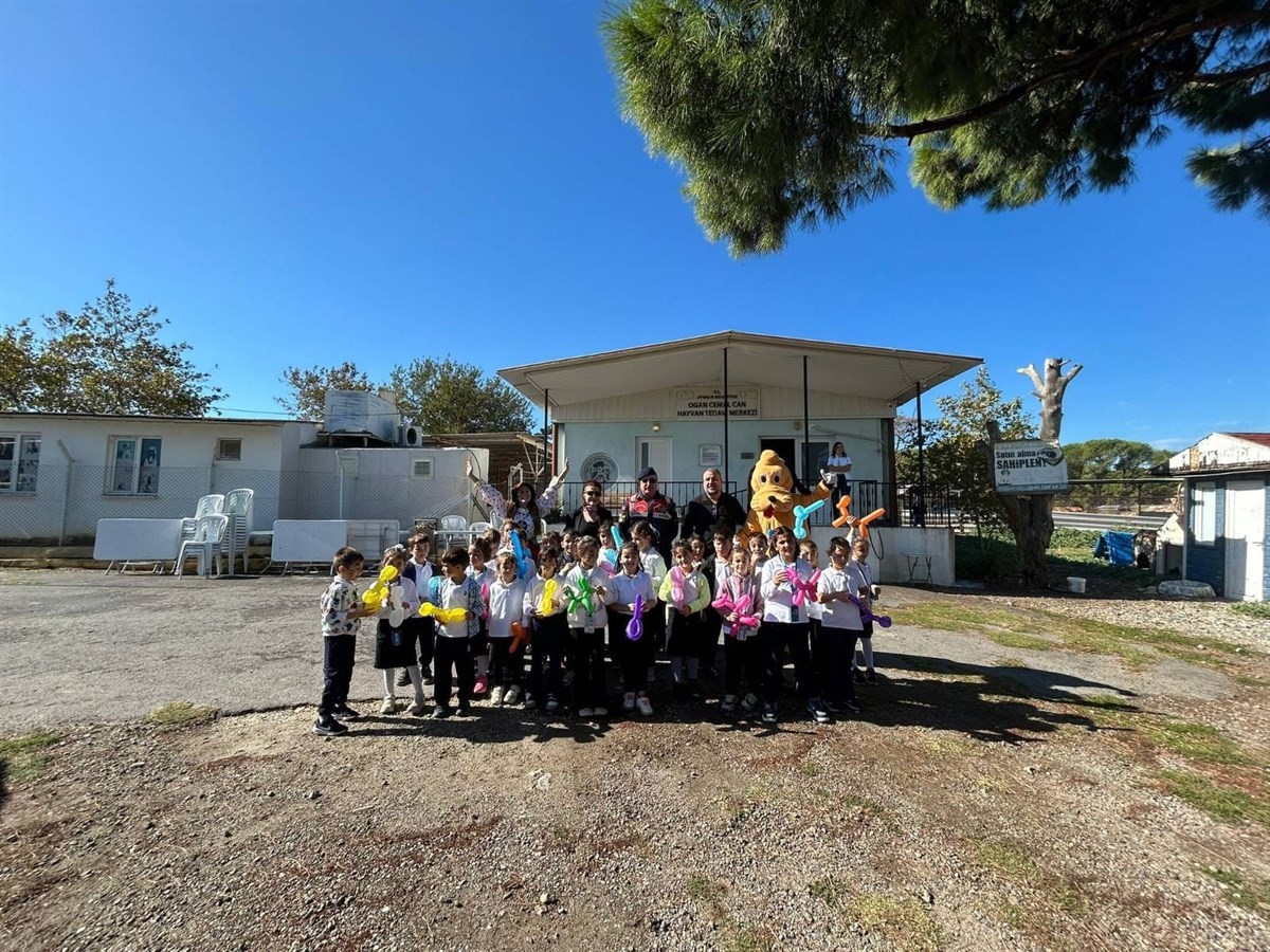 Ayvalık&rsquo;ta &ouml;ğrenciler narkotik k&ouml;peğiyle bir araya geldi
