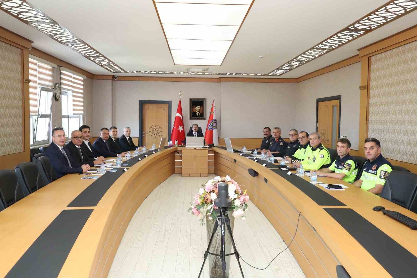 Vali Tavlı: "Yollardaki işaretlemeler standartlara uygun hale getirilecek"