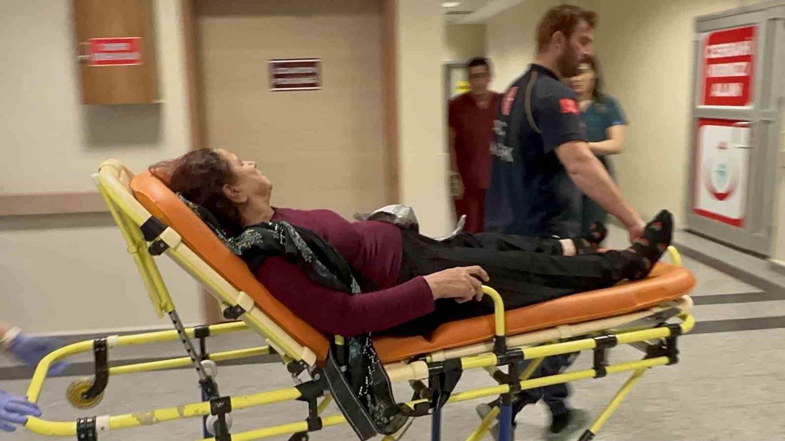 Otomobilin &ccedil;arptığı kadın yaralandı
