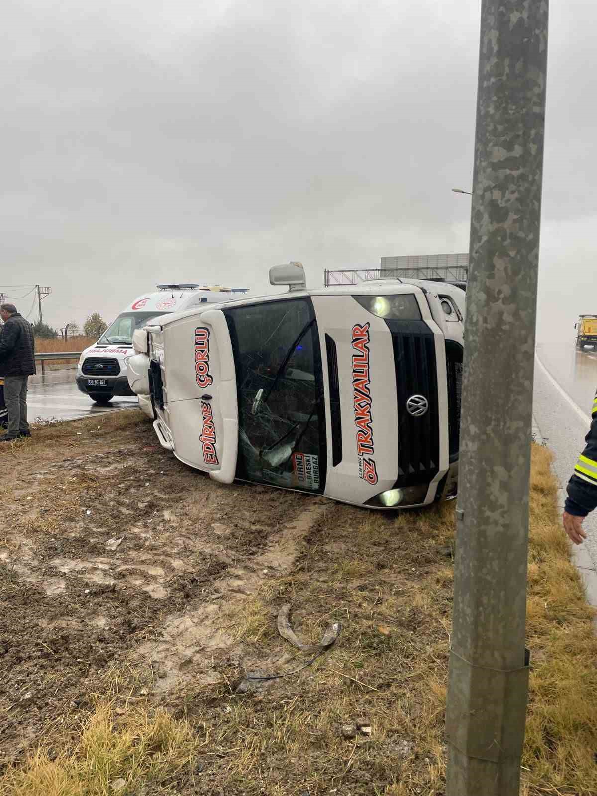 Yolcu minibüsü devrildi: 7 yaralı