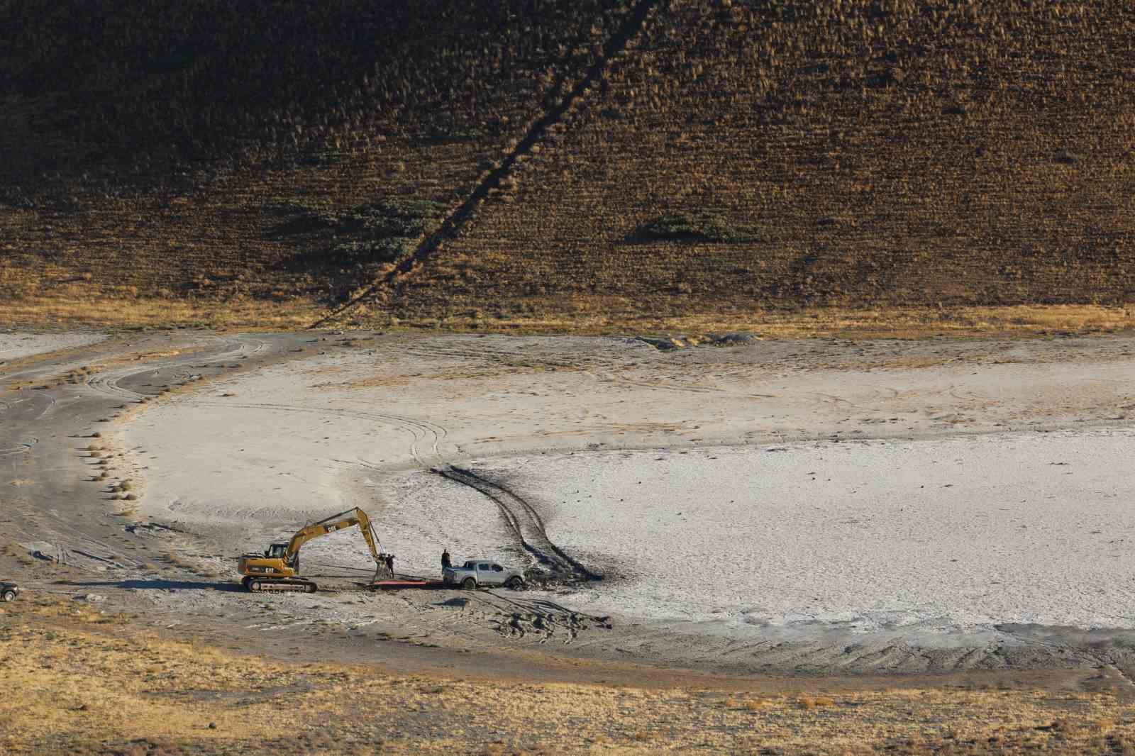 Meke G&ouml;l&uuml;&rsquo;nde bataklığa saplanan aracı kurtarma operasyonu
