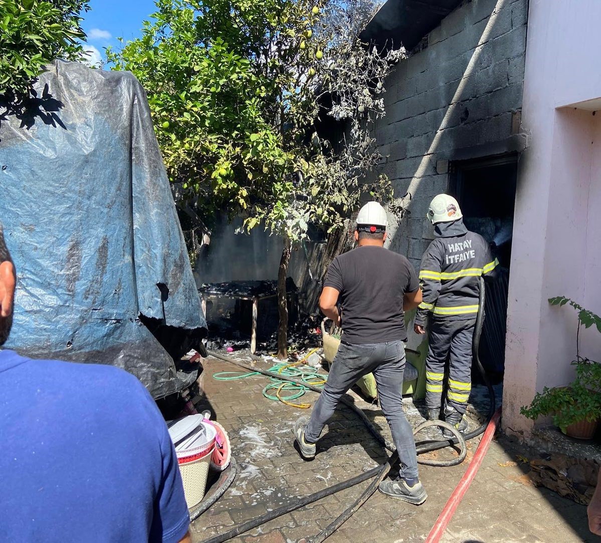 Dörtyol’da züccaciye deposu yandı