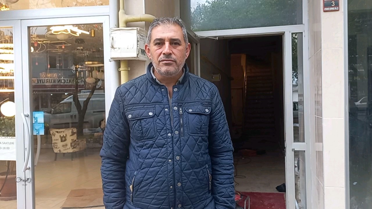 Edirne&rsquo;de cadde ve sokaklar sular altında kaldı, vatandaşlar ellerinde kovalarla su tahliyesi yaptı
