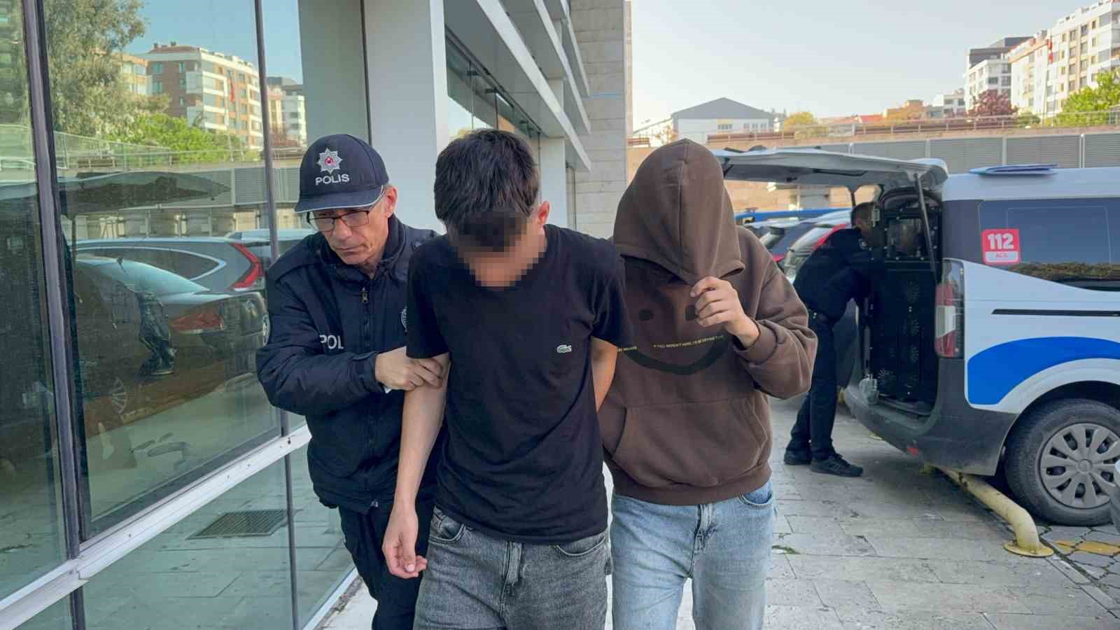 Mağazalardan giyim eşyası çalan 2 kişi yakalandı