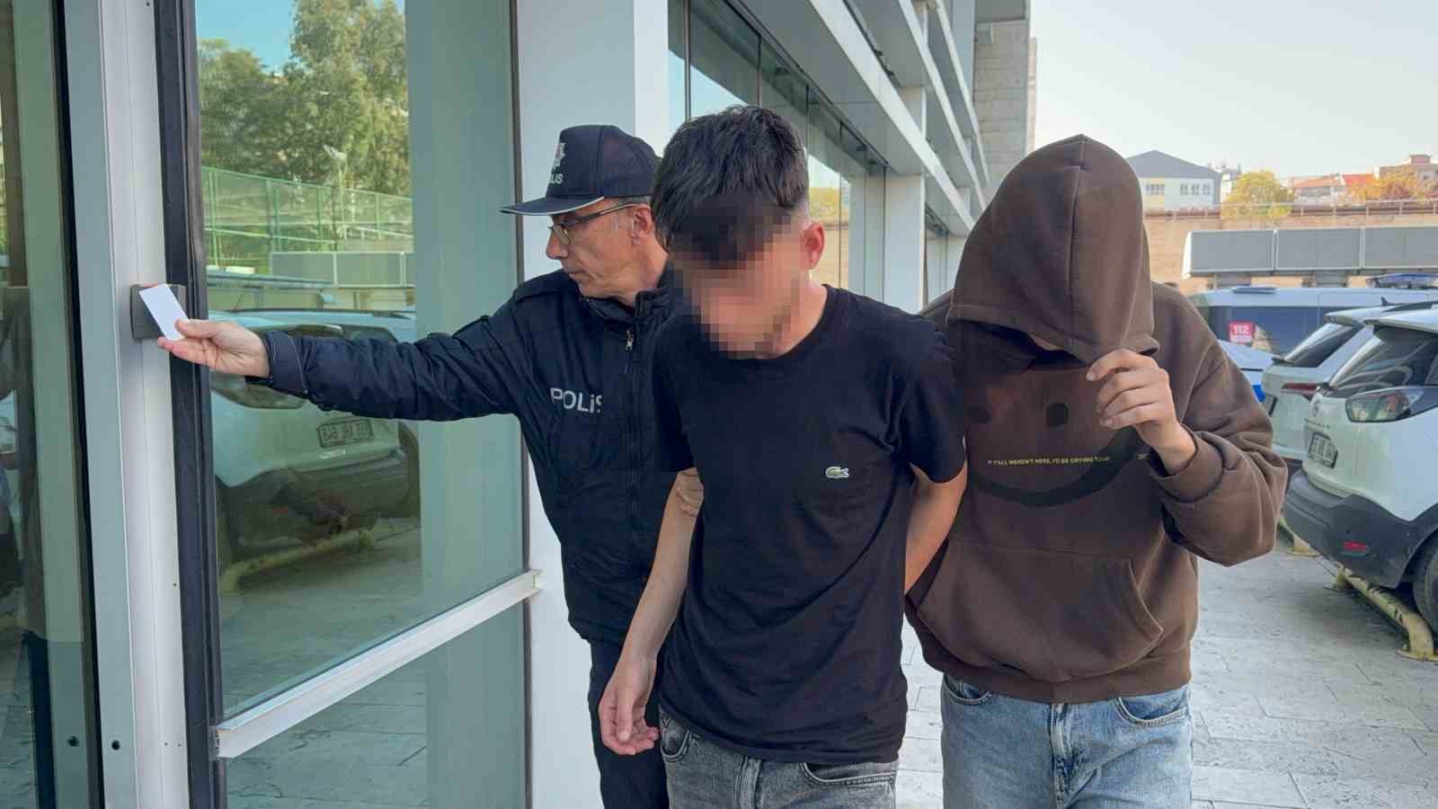 Mağazalardan giyim eşyası çalan 2 kişi yakalandı