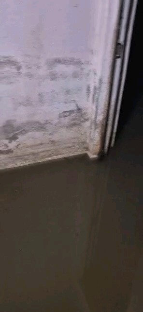 Edirne&rsquo;de her yağmur sonrası aynı manzara: Lağım suları binalara taşıyor
