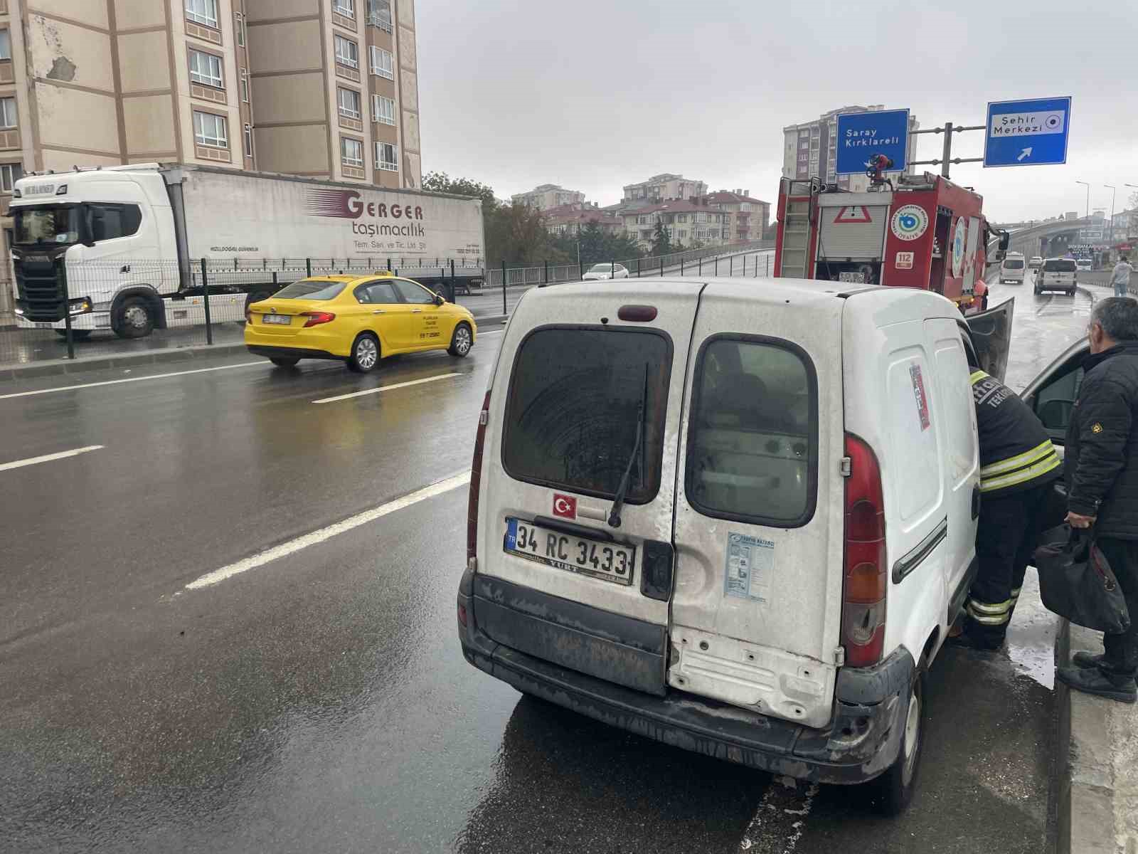 Seyir halindeki otomobil alev aldı