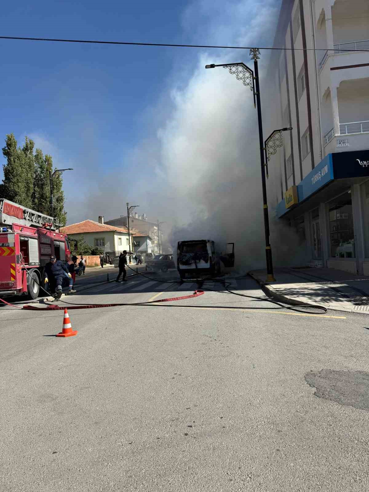 Sivas&rsquo;ta park halindeki minib&uuml;s alev alev yandı
