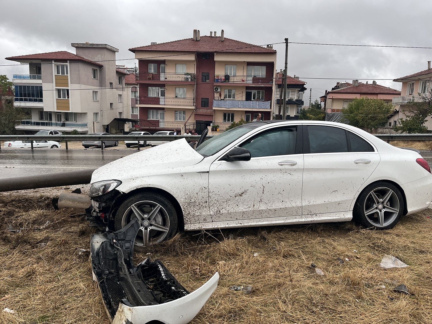 Kula&rsquo;da facianın eşiğinden d&ouml;n&uuml;ld&uuml;: Otomobil orta ref&uuml;je &ccedil;ıktı
