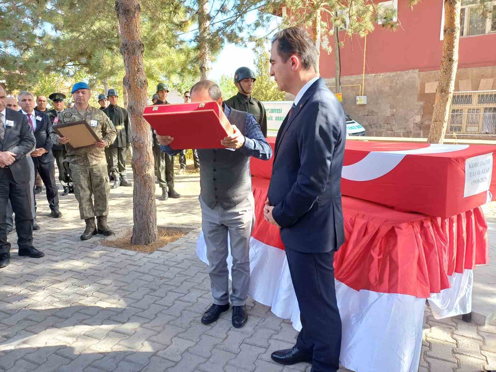 95 yaşında hayatını kaybeden Kore Gazisi son yolculuğuna uğurlandı
