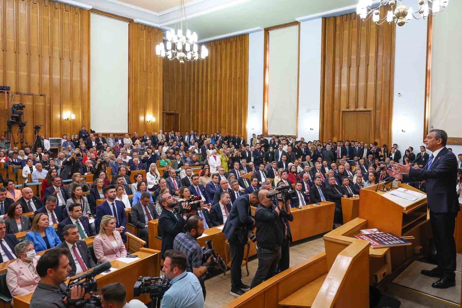 CHP Lideri Özel: "Yaz boyunca mücadele eden, çalışan, direnen milletvekillerimin huzurunda, 70 gün deniz, kum, güneş ile yaşayan, buna doyan iktidar milletvekillerini hatırlatmak gerekiyor"