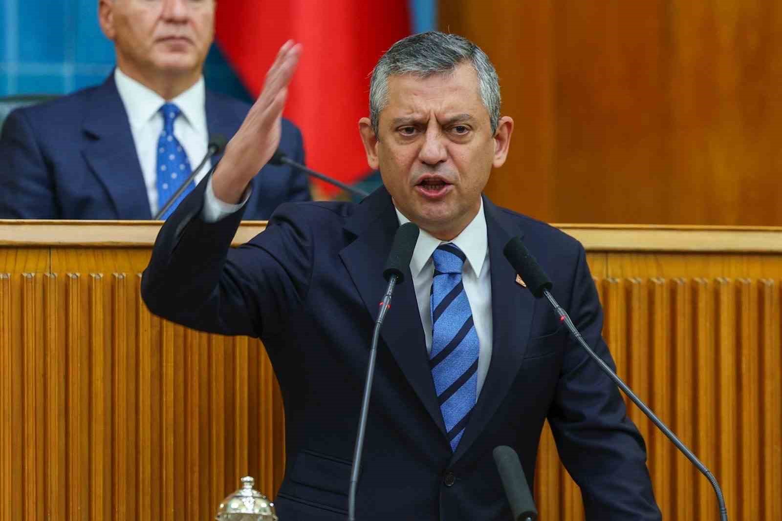 CHP Lideri Özel: "Yaz boyunca mücadele eden, çalışan, direnen milletvekillerimin huzurunda, 70 gün deniz, kum, güneş ile yaşayan, buna doyan iktidar milletvekillerini hatırlatmak gerekiyor"