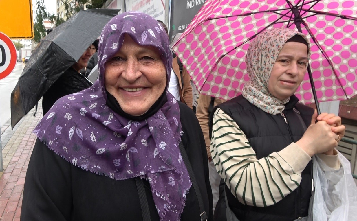 Genci, yaşlısı ’Bilkart’ alabilmek için yağmurda saatlerce beklerken, belediyeye tepki gösterdiler