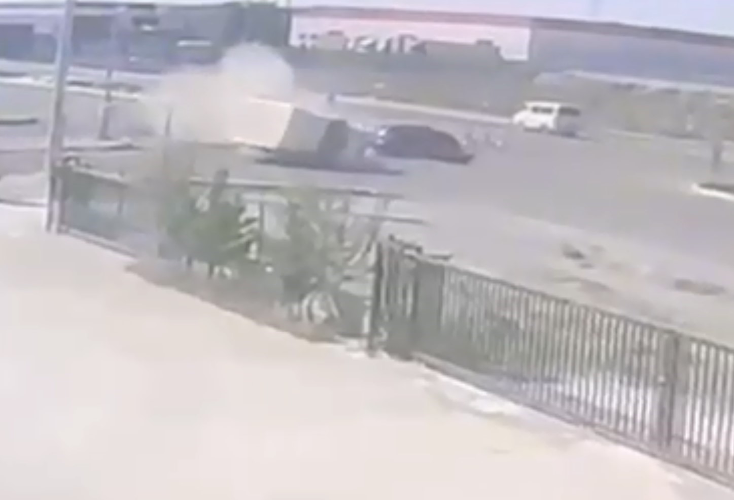 Otomobilin kamyonetle çarpıştığı kaza kameraya yansıdı: 2 yaralı