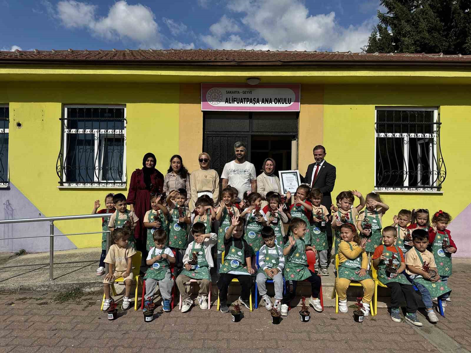 Minik bah&ccedil;ıvanlar &ccedil;i&ccedil;eklerle geleceği şekillendiriyor
