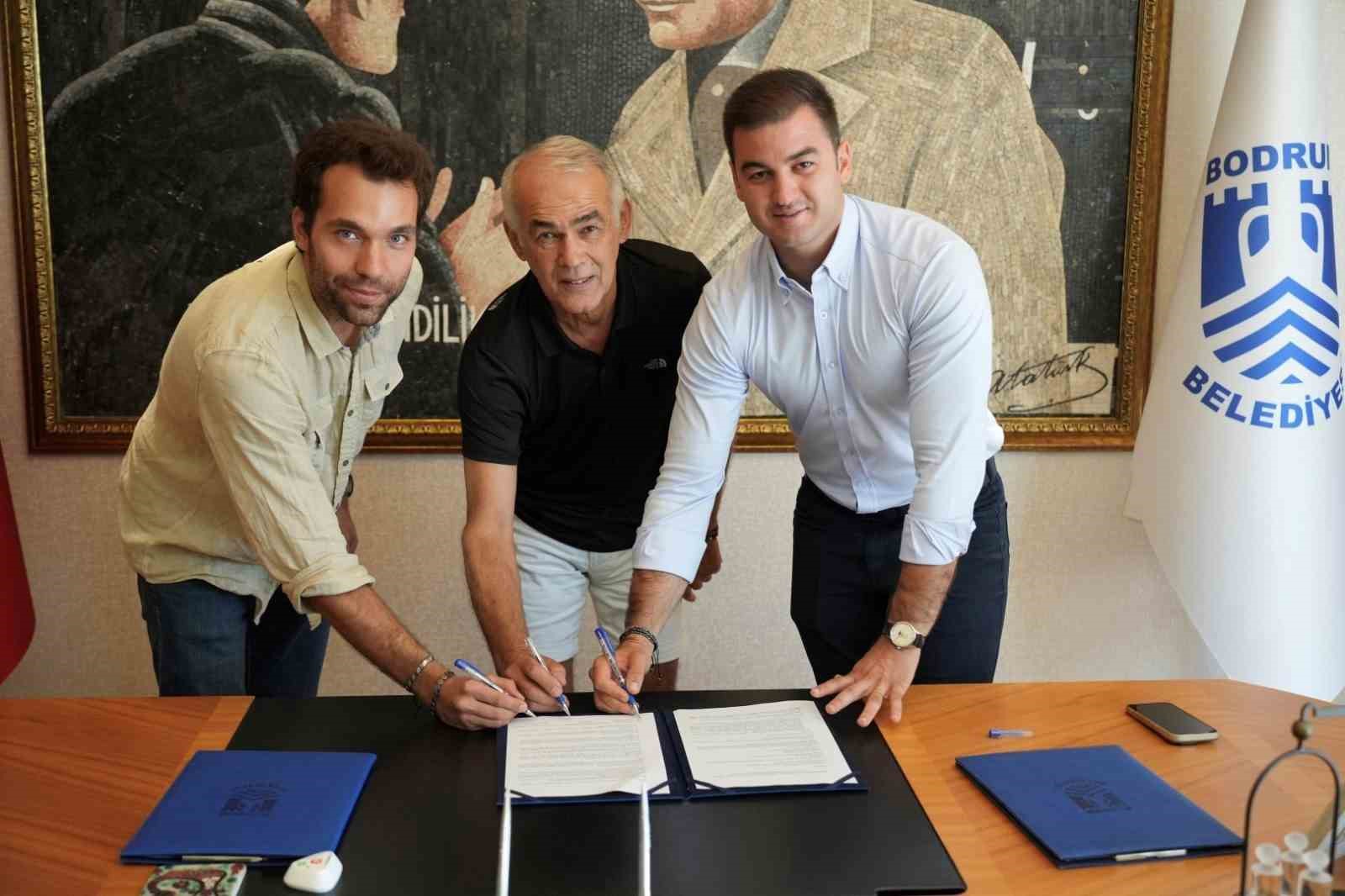 Bodrum Belediyesi sokaklardaki dostlarının yanında