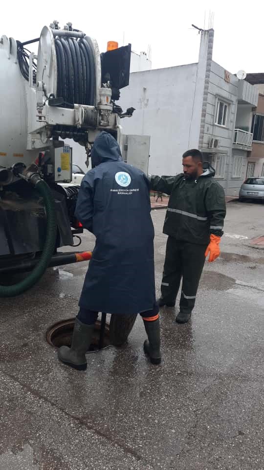 Manisa B&uuml;y&uuml;kşehir ve MASKİ ekipleri yağmur i&ccedil;in sahada
