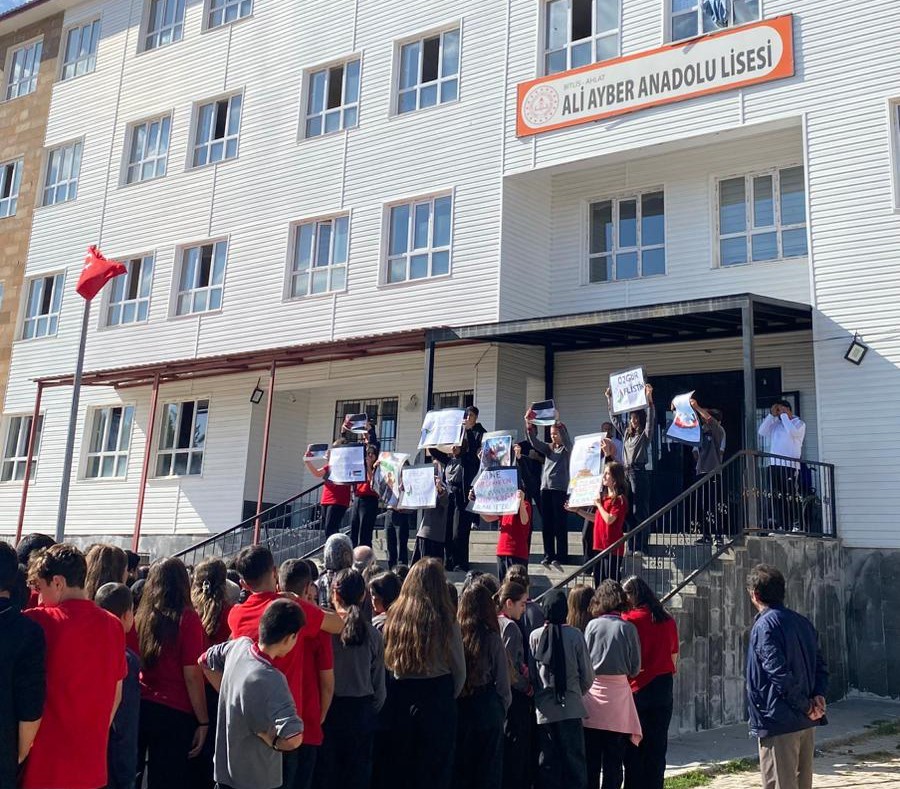 Ahlat&rsquo;ta &ouml;ğrenciler zulme sessiz kalmadı
