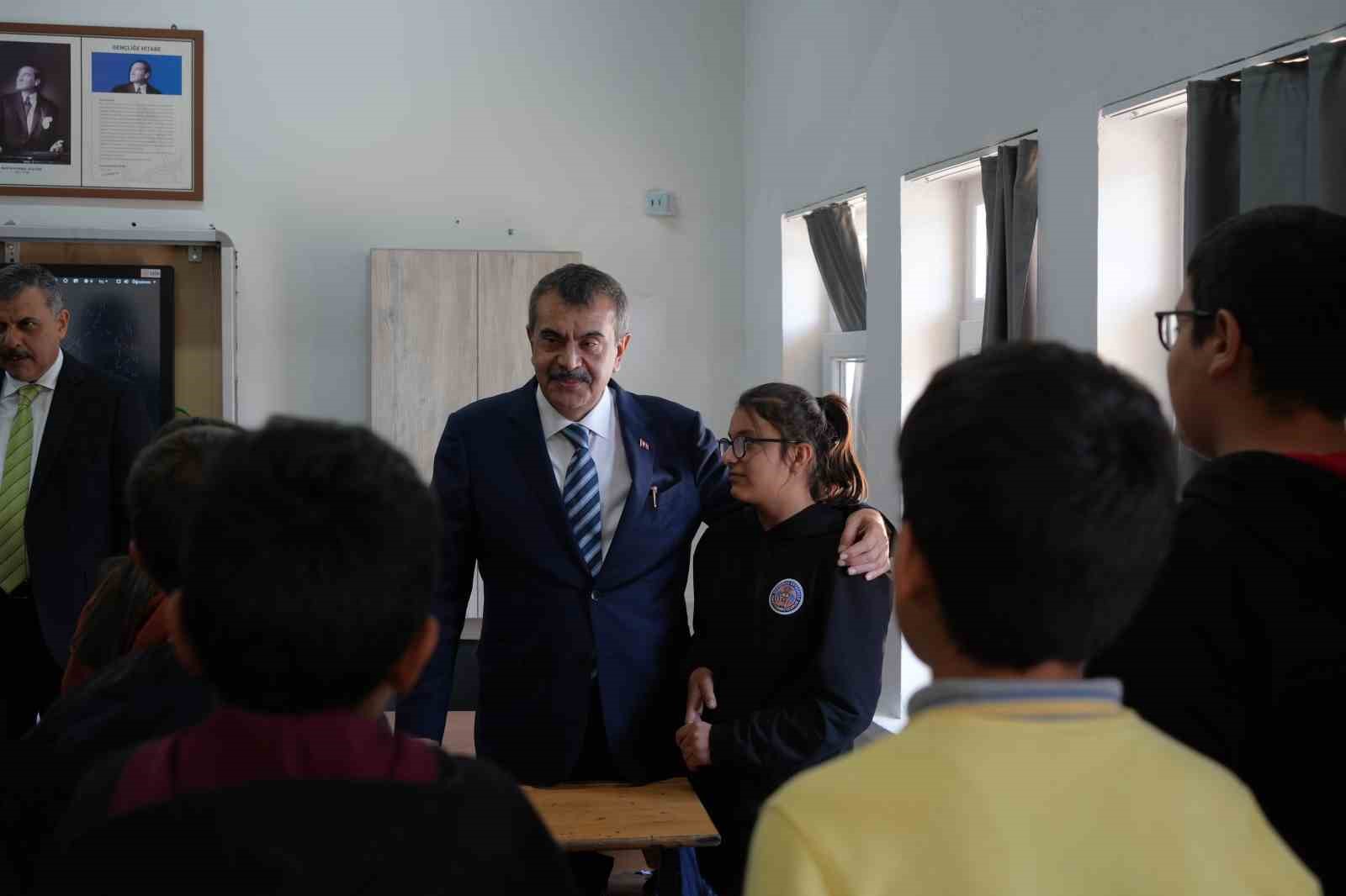 Milli Eğitim Bakanı Tekin, &ccedil;ocukların ip &ccedil;ekme yarışına katıldı, onlarla yakan top oynadı
