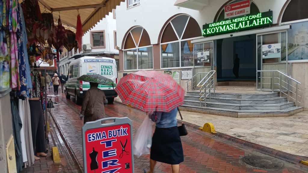 Eşi tarafından sokak ortasında öldürülen kadın son yolculuğuna uğurlandı