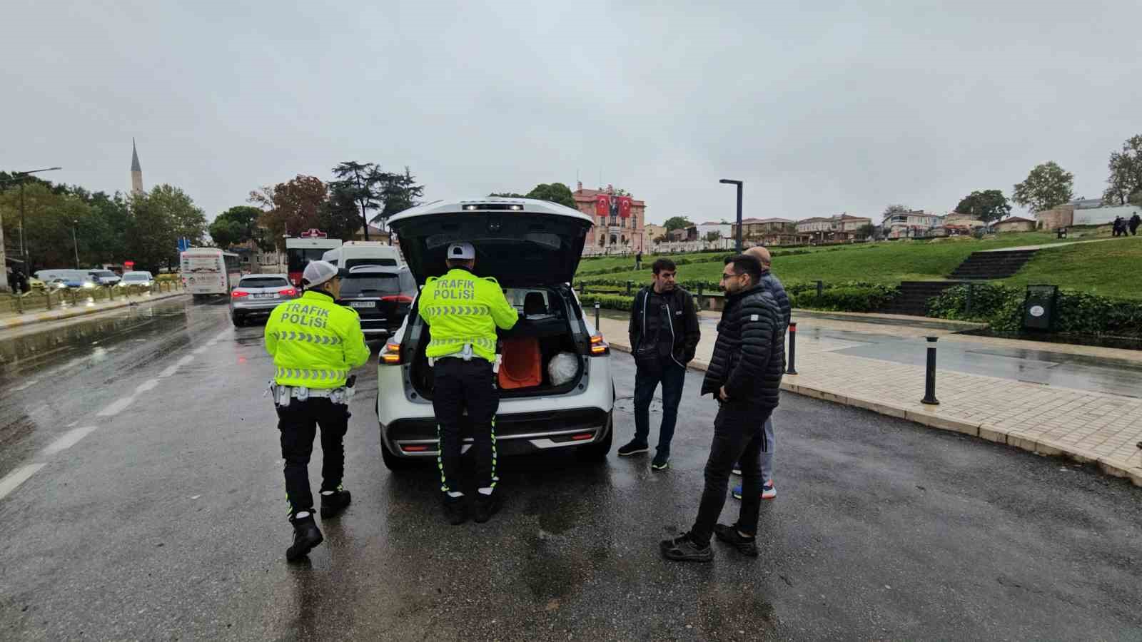 Edirne&rsquo;de yola d&ouml;k&uuml;len yağ zincirleme kazaya yol a&ccedil;tı: 4 ara&ccedil; birbirine girdi
