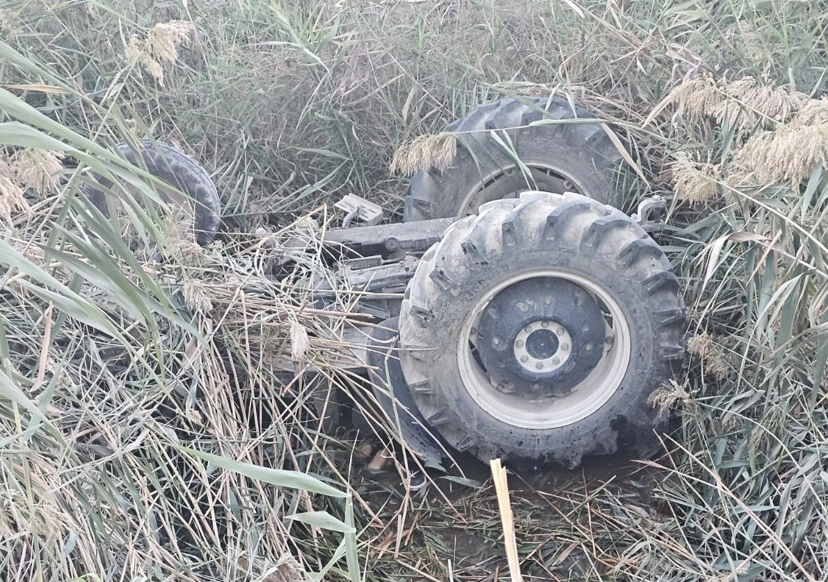 Devrilen traktörün altında kalan sürücü hayatını kaybetti