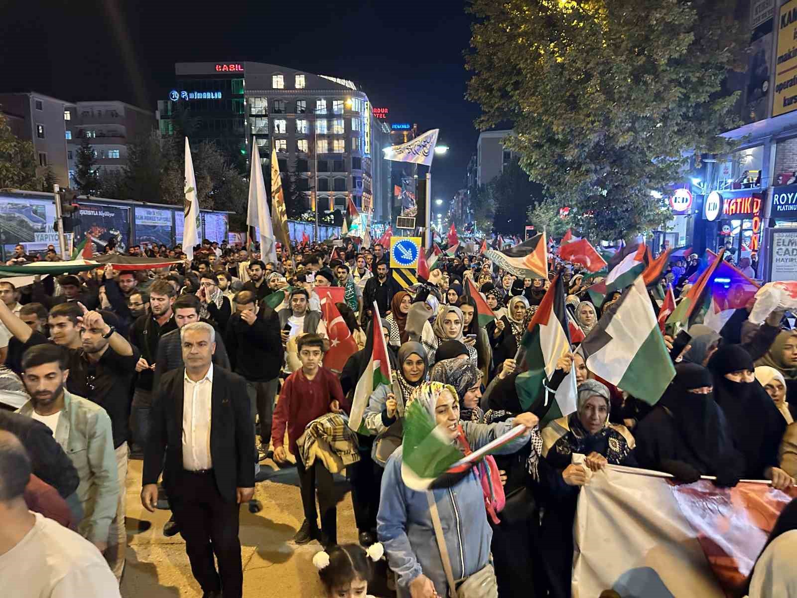 Van&rsquo;da binlerce kişi Gazze i&ccedil;in y&uuml;r&uuml;d&uuml;
