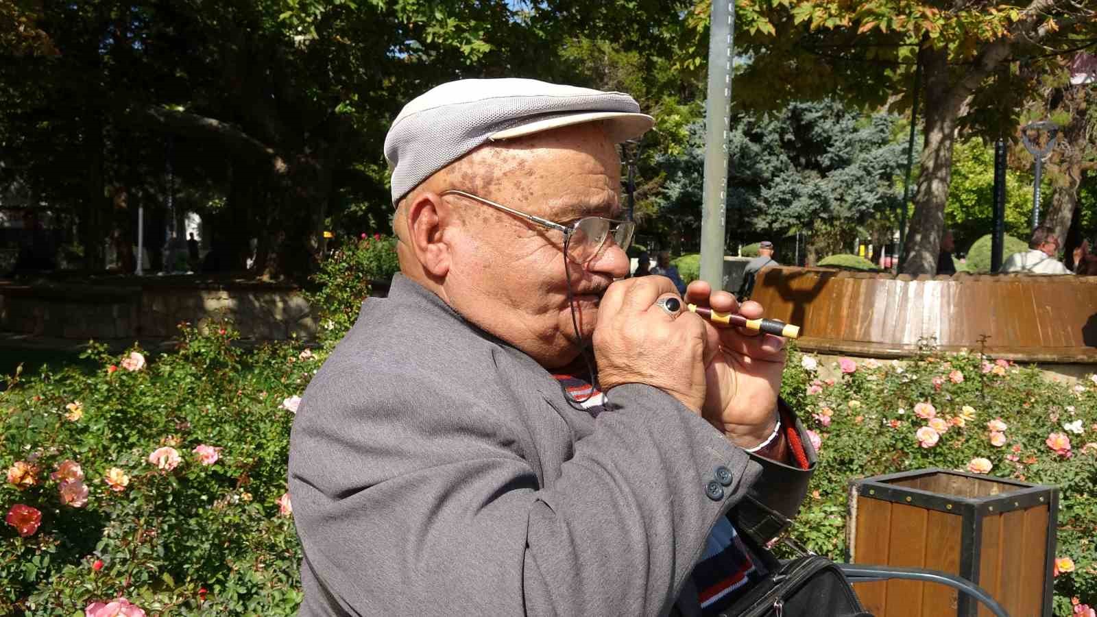 &Ccedil;ocukluğundan beri &ccedil;aldığı sipsiyi yanından hi&ccedil; ayırmıyor
