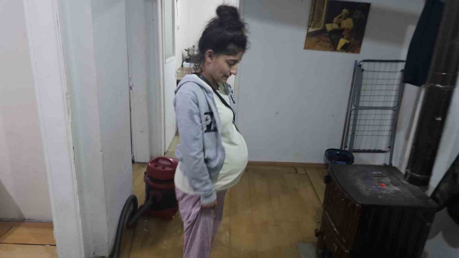 Çerkezköy’de sağanak etkili oldu: Evi lağım suyu bastı