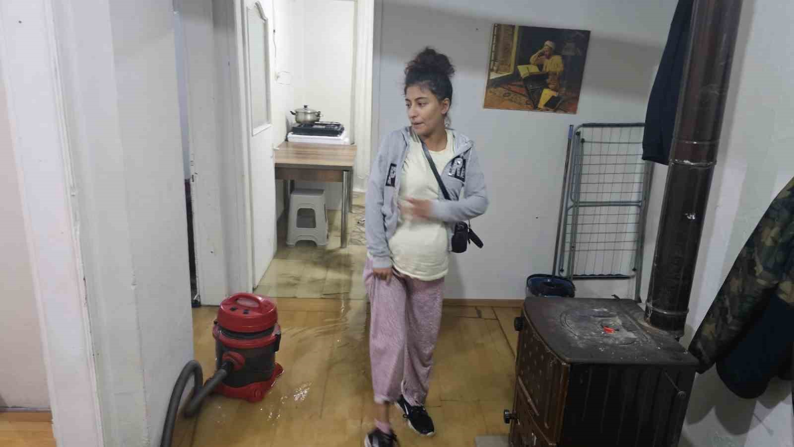 &Ccedil;erkezk&ouml;y&rsquo;de sağanak etkili oldu: Evi lağım suyu bastı
