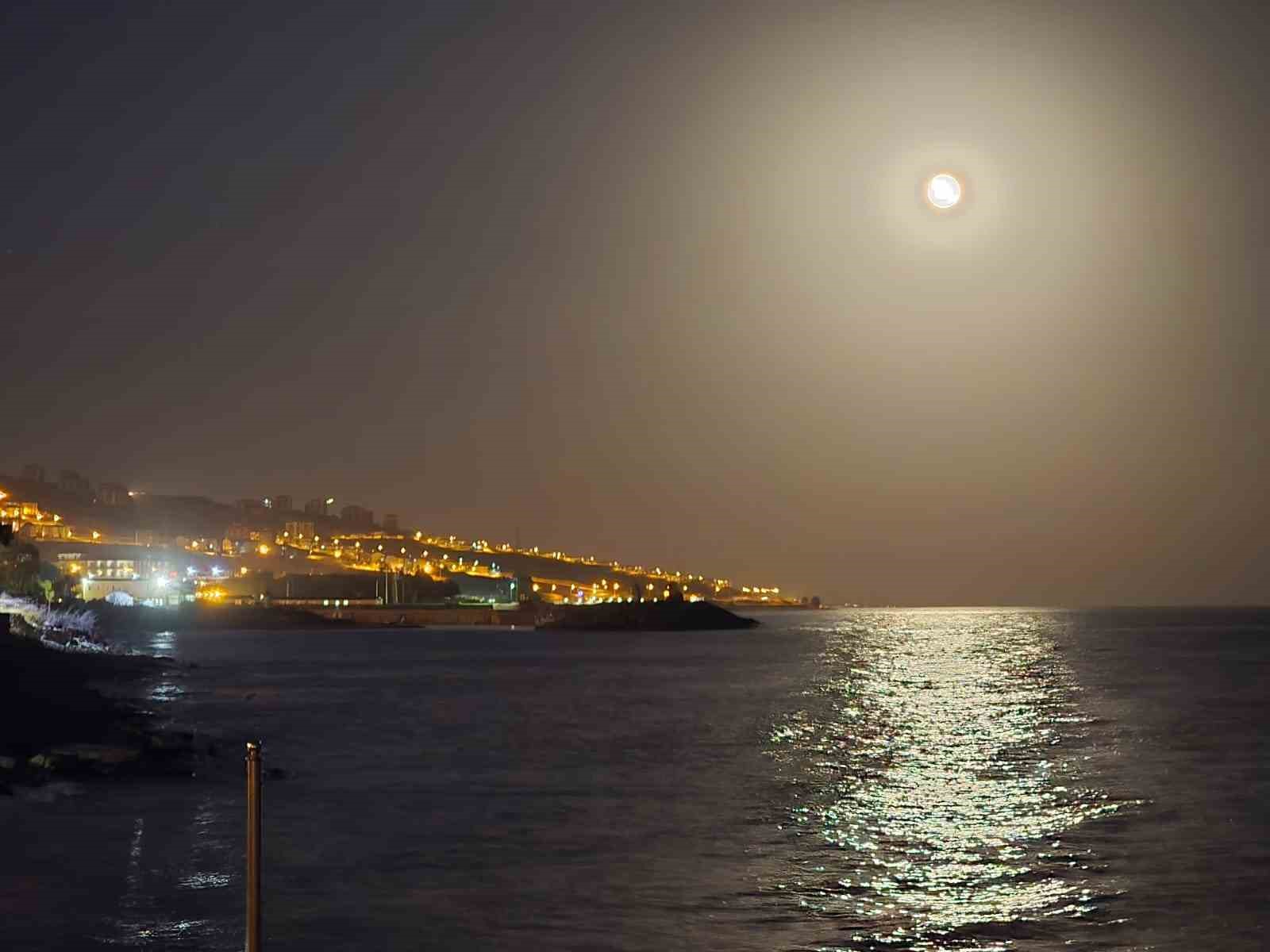 Van G&ouml;l&uuml; &uuml;zerinde dolunay g&ouml;rsel ş&ouml;len sundu
