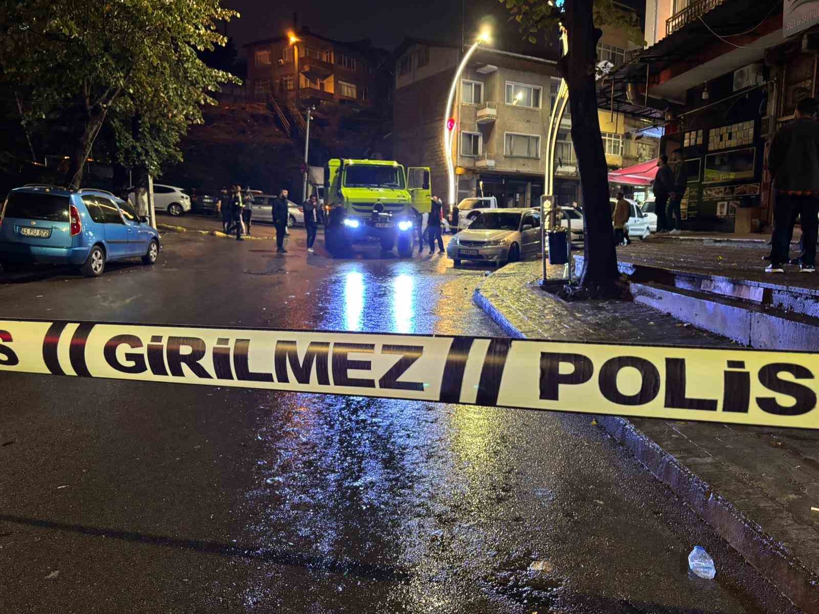 Sokak ortasında cinayet kamerada: Jiletle çevreye rahatsızlık veren şahıs silahla vuruldu
