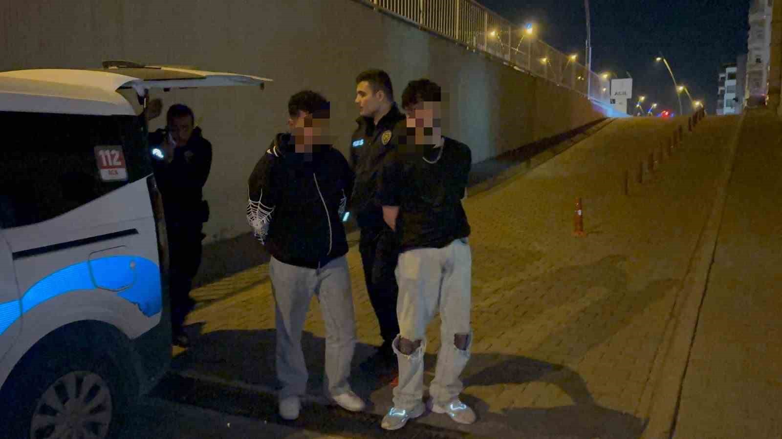 Parkta bı&ccedil;aklı kavga: 2 yaralı
