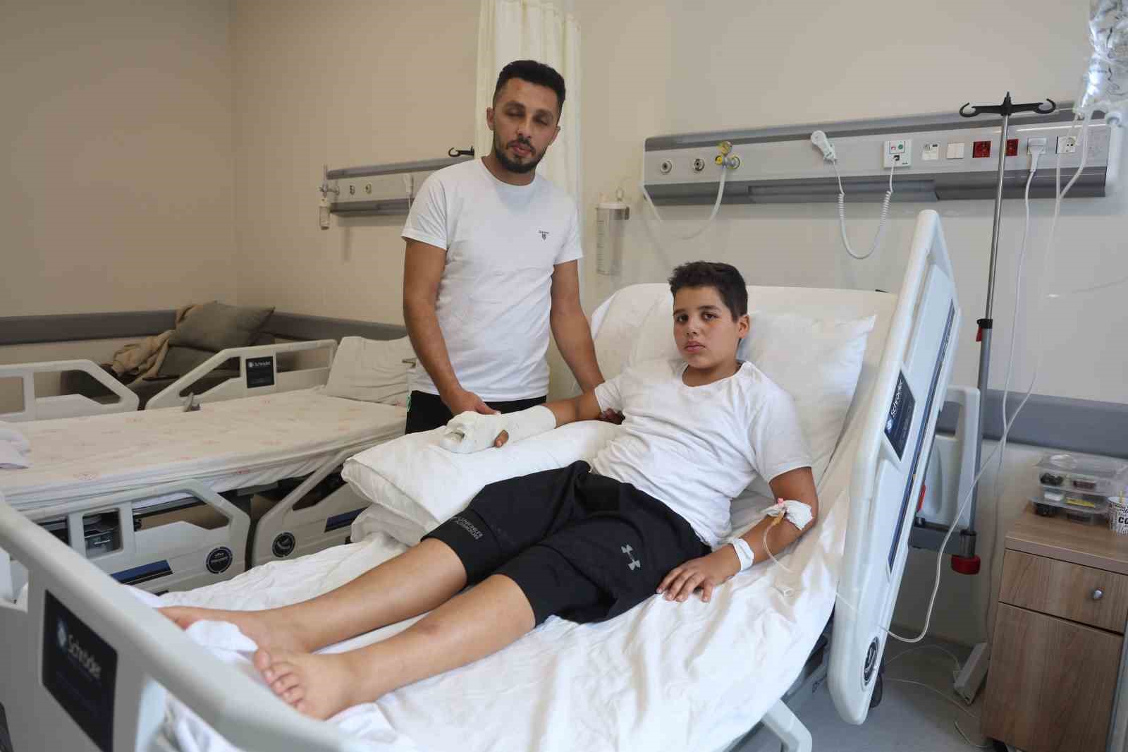 Elini &uuml;z&uuml;m sıkma makinesine kaptıran Melih&rsquo;in kopan parmakları, başarılı ge&ccedil;en ameliyatla tutturuldu
