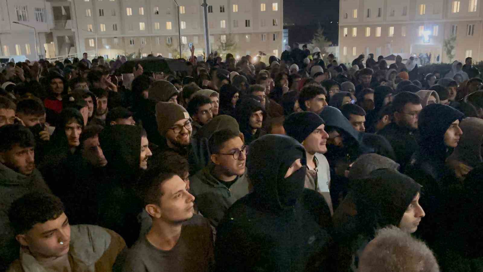 Duş alamayan öğrenciler Edirne Belediyesi’ni protesto etti
