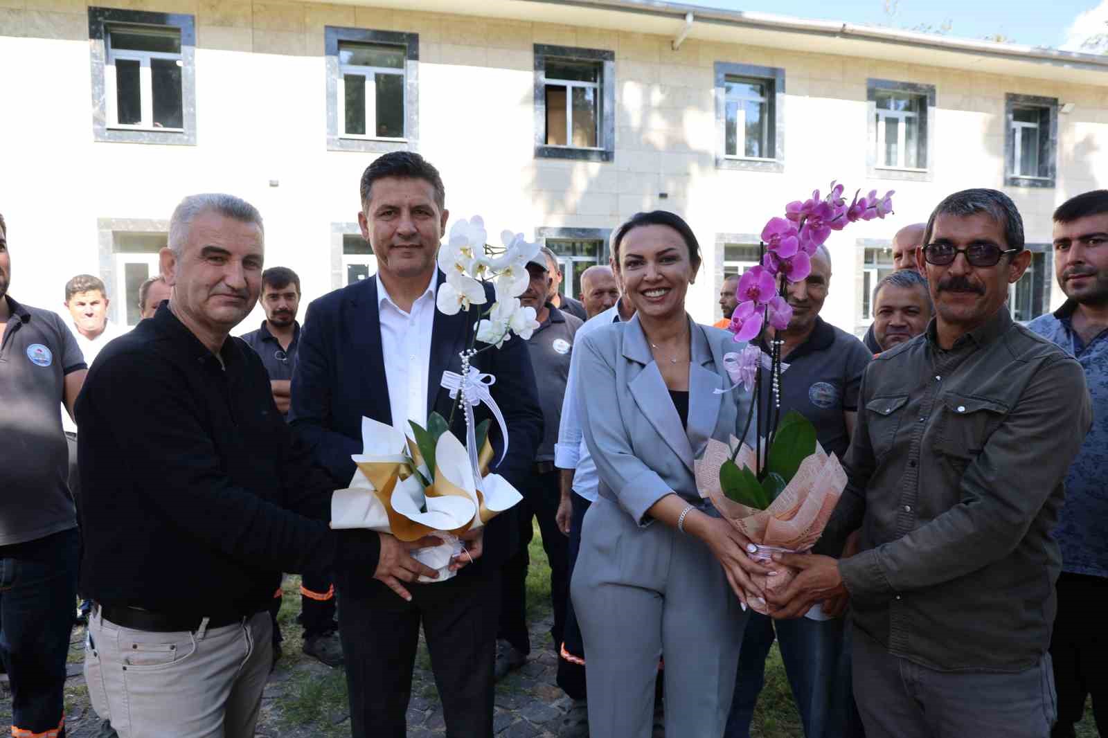Sokakları tertemiz yaptılar, prim alınca davul zurnayla teşekk&uuml;r ettiler

