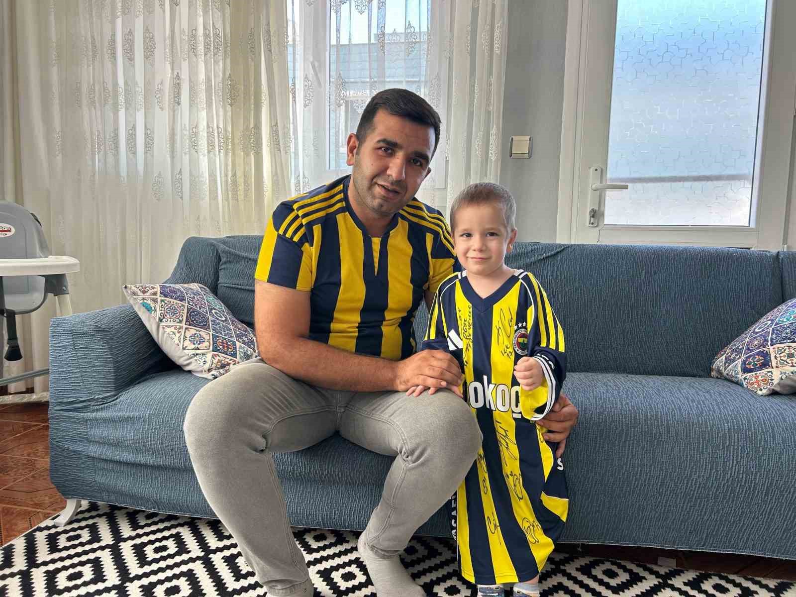 14 ay süren mücadeleyle kanseri yenen Tamer Talha’ya imzalı Fenerbahçe forması hediye edildi