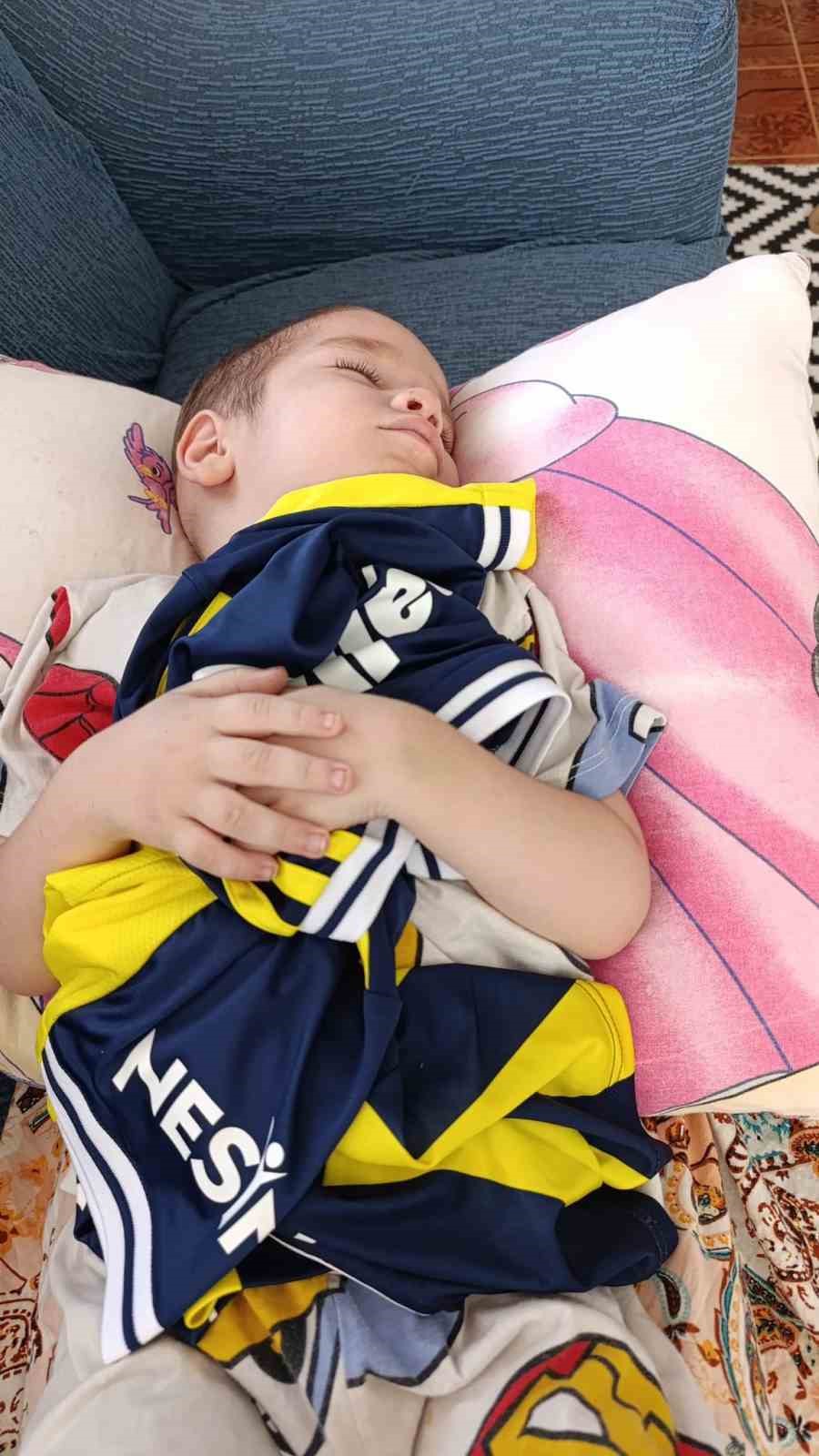 14 ay s&uuml;ren m&uuml;cadeleyle kanseri yenen Tamer Talha&rsquo;ya imzalı Fenerbah&ccedil;e forması hediye edildi
