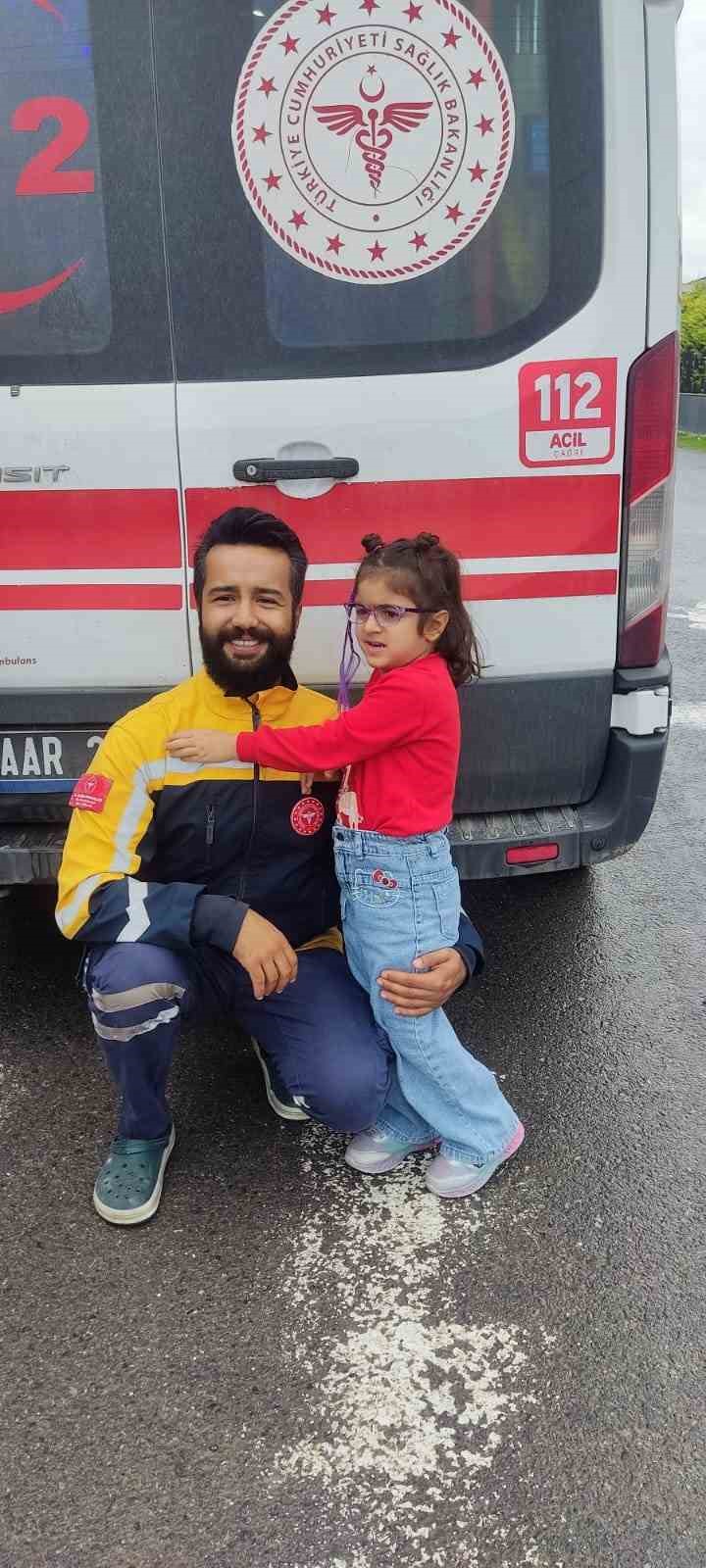 Minik &ouml;ğrencilere ambulans tanıtımı
