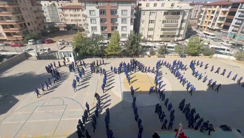 Liseliler Gazzeli &ccedil;ocuklar i&ccedil;in koreografi oluşturdu
