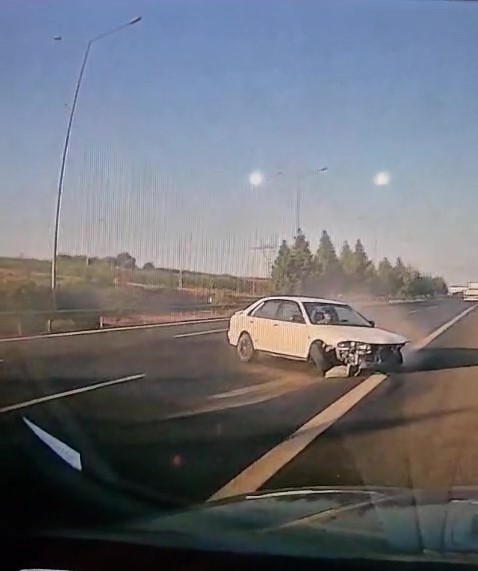 Kontrolden &ccedil;ıkan otomobilin bariyerlere &ccedil;arpma anı g&ouml;r&uuml;nt&uuml;lendi
