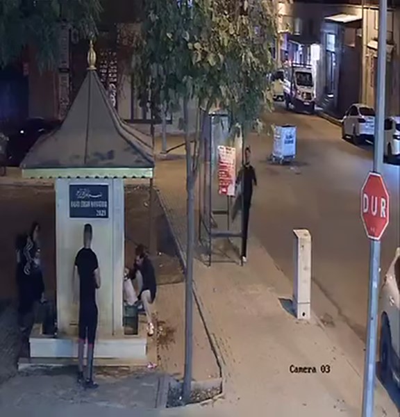 Tekmeyle otobüs durağının camını kırdı